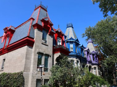 MONTREAL CANADA 09 29 2022: Montreal 'deki tipik Saint Louis Meydanı renkli konak evi