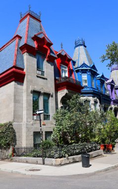 MONTREAL CANADA 09 29 2022: Montreal 'deki tipik Saint Louis Meydanı renkli konak evi