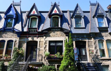 MONTREAL CANADA 09 11 11 2022: Montreal 'deki tipik Saint Louis Meydanı renkli konak evi 