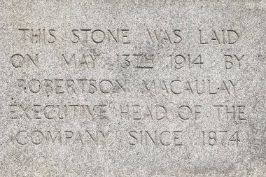 MONTREAL QUEBEC CANADA 09 10 2022: Sun Life Building 'in temel taşı 13 Mayıs 1914' te eski YMCA binasının bulunduğu yere bırakıldı.