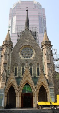 Montreal CANADA 09 10 2022: Montreal Anglikan Kilisesi KPMG ya da Place de la Cathedrale, 1987 yılında Montreal 'de tamamlanmış 34 katlı bir gökdelendir.