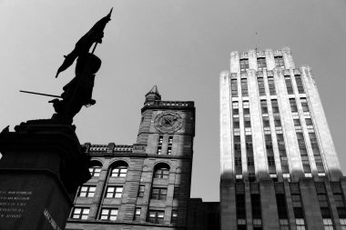 MONTREAL QUEBEC CANADA 09: 10 2022: The Aldred Building or Builfice La Prevoyance, Kanada 'nın Quebec kentinin Montreal bölgesinin tarihi Place d' Armes meydanında bulunan bir sanat deco binasıdır. 