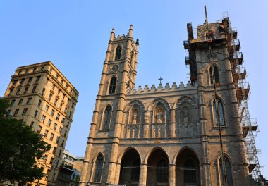 MONTREAL QUEBEC CANADA 09 10 2022: Place d 'arme ve Notre-Dame Basilica (Fransızca: Basilique Notre-Dame de Montreal), Montreal' in tarihi bölgesinde bulunan bir bazilika. 
