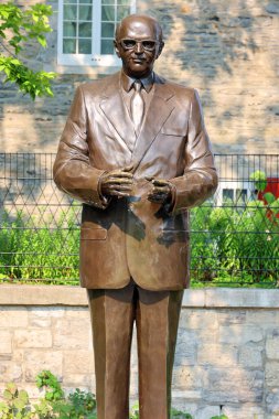 MONTREAL QUEBEC CANADA 09 10 10 2022: Jean Drapeau Bronz 1954-1957 ve 1960-1986 yılları arasında Montreal belediye başkanlığı yapmış Kanadalı avukat ve politikacı.