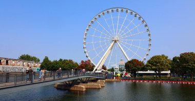 Montreal CANADA 08 10 22: La Grande Roue de Montreal Kanada 'nın en uzun dönme dolabı 60 metre yükseklikten şehri ve çevresini görmenizi sağlar.