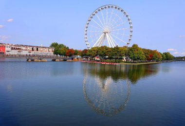 Montreal CANADA 08 10 22: La Grande Roue de Montreal Kanada 'nın en uzun dönme dolabı 60 metre yükseklikten şehri ve çevresini görmenizi sağlar.