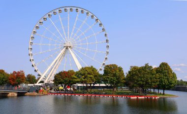 Montreal CANADA 08 10 22: La Grande Roue de Montreal Kanada 'nın en uzun dönme dolabı 60 metre yükseklikten şehri ve çevresini görmenizi sağlar.
