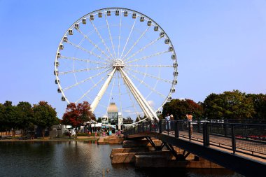 Montreal CANADA 08 10 22: La Grande Roue de Montreal Kanada 'nın en uzun dönme dolabı 60 metre yükseklikten şehri ve çevresini görmenizi sağlar. 
