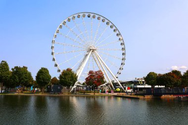 Montreal CANADA 08 10 22: La Grande Roue de Montreal Kanada 'nın en uzun dönme dolabı 60 metre yükseklikten şehri ve çevresini görmenizi sağlar. 