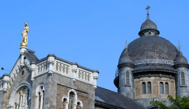 MONTREAL QUEBEC CANADA 09 10 2022: Chapelle Notre-Dame de Lourdes şapeli Napolyon Bourassa tarafından tasarlanmıştır. Bu Romen mücevheri Sulpician 'lar tarafından Montreal' deki nüfuzlarını sağlamlaştırmak için inşa edildi.