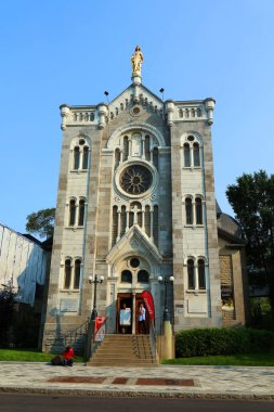 MONTREAL QUEBEC CANADA 09 10 2022: Chapelle Notre-Dame de Lourdes şapeli Napolyon Bourassa tarafından tasarlanmıştır. Bu Romen mücevheri Sulpician 'lar tarafından Montreal' deki nüfuzlarını sağlamlaştırmak için inşa edildi.