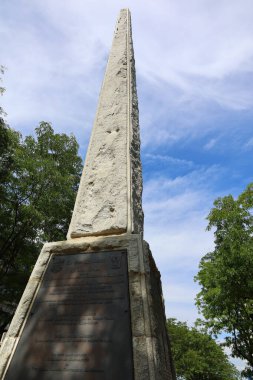 MONTREAL QUEBEC CANADA 09 10 10 2022: granit dikilitaş, daha sonra 17 Mayıs 1642 'de Montreal' e yakın olmak üzere Ville-Marie Kalesi 'nin kuruluşunu anmaktadır..