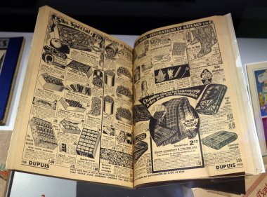 MONTREAL QUEBEC CANADA 09 10 2022: 1868 'de kurulan Vintage kataloğu, Dupuis Freres, bir aile şirketi, hızla Montreal' in en büyük mağazalarından biri haline geldi..