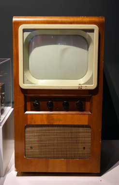 MONTREAL İbne Kanadalı 09 10 2022: Elektrikçilerde eski bir televizyon dizisi. Eski bir televizyon seti.