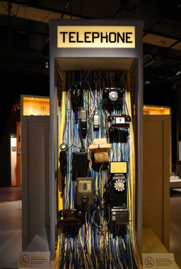 MONTREAL QuEBEC CANADA 09 09 10 2022: Kablodaki eski model telefonlar