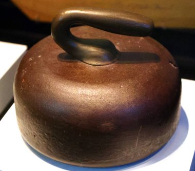 MONTREAL QUEBEC CANADA 09 10 2022: Curling, oyuncuların buz tabakasında hedef bölgeye doğru kayarak dört eşmerkezli daireye bölündüğü bir spordur..