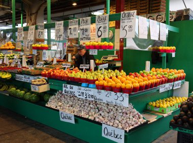 MONTREAL QUEBEC CANADA 07 09 2022: Fruits stand at the Atwater Market Montreal, Quebec, Kanada 'nın Saint-Henri bölgesinde yer alan bir pazar salonudur..