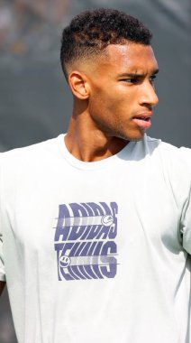 Profesyonel tenisçi sahada oynuyor.