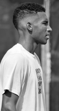 Profesyonel tenisçi sahada oynuyor.