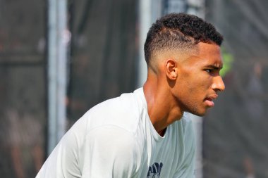 Profesyonel tenisçi sahada oynuyor.