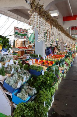 MONTREAL QUEBEC CANADA 09 28 28 2022: Fruits stand at the Atwater Market Montreal, Quebec, Kanada 'nın Saint-Henri bölgesinde yer alan bir pazar salonudur..