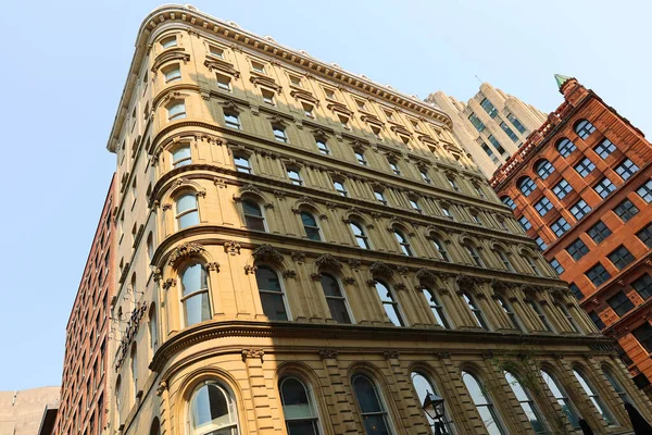 MONTREAL İbne Kanadalı 09 16 2022 Hotel D 'Armes. Eski Montreal 'in kalbine kurulmuş, çeşitli eğlence merkezlerine ve Place d' Armes metrosuna yürüme mesafesinde.