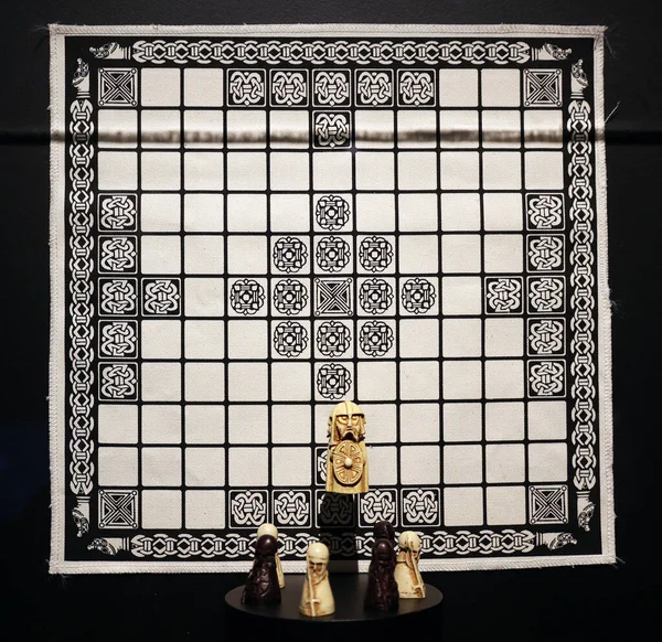 Традиционная Настольная Игра Черном Фоне — стоковое фото