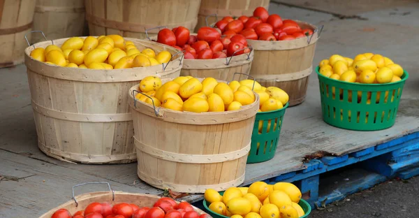 Los Tomates Rojos Amarillos Mercado Jean Talon Son Mercado Agricultores —  Fotos de Stock