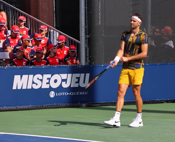 职业网球选手在球场上比赛 — 图库照片