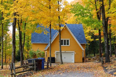EASTERN TOWNGeIP QUEBEC CANADA 10. 13 2022: Kanada 'nın Quebec eyaletinin sonbahar doğusundaki tipik Kanada evi