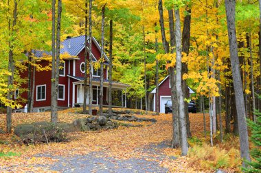 EASTERN TOWNGeIP QUEBEC CANADA 10. 13 2022: Kanada 'nın Quebec eyaletinin sonbahar doğusundaki tipik Kanada evi