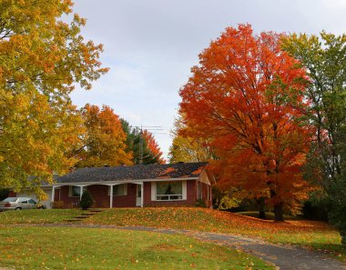 EASTERN TOWNGeIP QUEBEC CANADA 10. 13 2022: Kanada 'nın Quebec eyaletinin sonbahar doğusundaki tipik Kanada evi