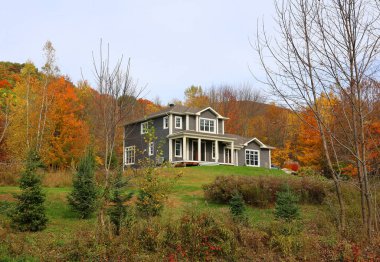 EASTERN TOWNGeIP QUEBEC CANADA 10. 13 2022: Kanada 'nın Quebec eyaletinin sonbahar doğusundaki tipik Kanada evi