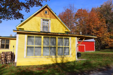 BROMONT QUEBEC CANADA 10 15 2022: Güz tipik Kanada ev tasarımının uzun zamandır Kanada 'nın iklimine ve coğrafyasına adapte edilmesi gerekmektedir ve zaman zaman Kanada kültürünün benzersizliğini yansıtmaktadır.