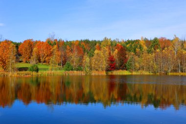 Güz manzarası yansıması Bromont Doğu Kasabası Quebec Bölgesi Kanada