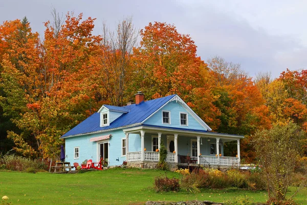 Eastern Township Quebec Canada 2022 Casa Típica Canadiense Otoño Paisaje —  Fotos de Stock