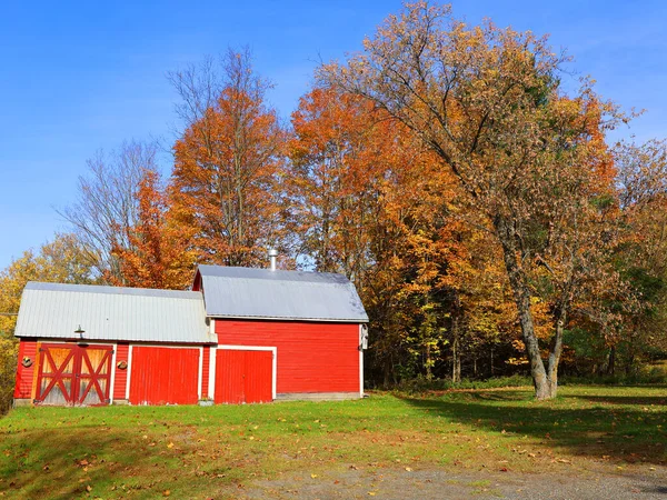 Bromont Quebec Canada 2022 Stara Stodoła Jesiennym Krajobrazie Wschodnia Miejscowość — Zdjęcie stockowe