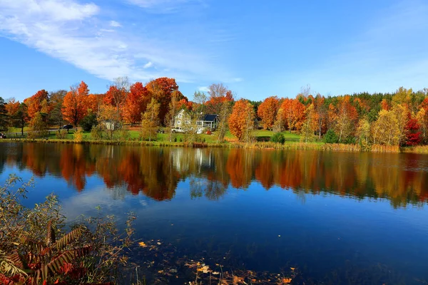 Herbst Landschaft Reflexion Bromont Eastern Township Quebec Provinz Kanada — Stockfoto