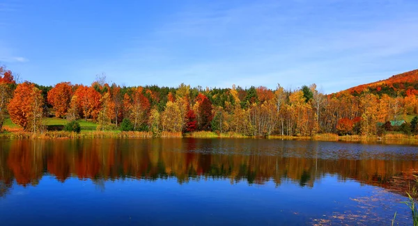 Reflejo Del Paisaje Otoñal Bromont Eastern Township Quebec Provincia Canadá —  Fotos de Stock