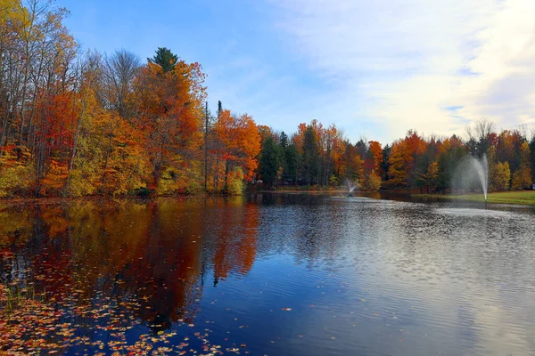 Herfst Landschap Reflectie Bromont Oost Township Quebec Provincie Canada — Stockfoto