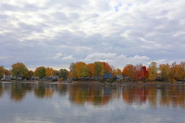 Krajobraz Wybrzeża Rzeki Sezonie Jesiennym — Zdjęcie stockowe