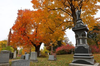 MONTREAL CANADA 10 19 2022: Güneşli bir sonbahar gününde Notre-Dame-des-Neiges Mezarlığı 'ndaki anıt. Kanada 'daki en büyük mezarlık ve Kuzey Amerika' daki en büyük üçüncü mezarlık.
