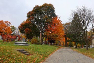MONTREAL CANADA 10 19 2022: Güneşli bir sonbahar gününde Notre-Dame-des-Neiges Mezarlığı 'ndaki anıt. Kanada 'daki en büyük mezarlık ve Kuzey Amerika' daki en büyük üçüncü mezarlık.