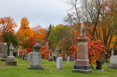 MONTREAL CANADA 10 19 2022: Güneşli bir sonbahar gününde Notre-Dame-des-Neiges Mezarlığı 'ndaki anıt. Kanada 'daki en büyük mezarlık ve Kuzey Amerika' daki en büyük üçüncü mezarlık.