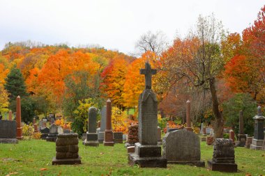 MONTREAL CANADA 10 19 2022: Güneşli bir sonbahar gününde Notre-Dame-des-Neiges Mezarlığı 'ndaki anıt. Kanada 'daki en büyük mezarlık ve Kuzey Amerika' daki en büyük üçüncü mezarlık.