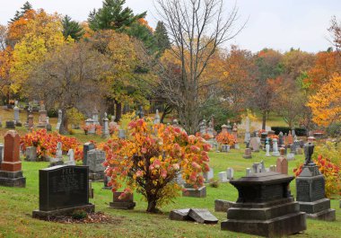 MONTREAL CANADA 10 19 2022: Güneşli bir sonbahar gününde Notre-Dame-des-Neiges Mezarlığı 'ndaki anıt. Kanada 'daki en büyük mezarlık ve Kuzey Amerika' daki en büyük üçüncü mezarlık.