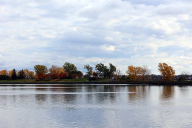 Gölü olan güzel sonbahar manzarası