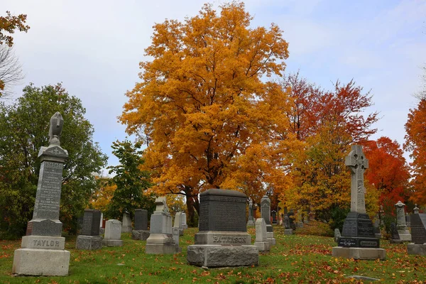 MONTREAL CANADA 10 19 2022: Güneşli bir sonbahar gününde Notre-Dame-des-Neiges Mezarlığı 'ndaki anıt. Kanada 'daki en büyük mezarlık ve Kuzey Amerika' daki en büyük üçüncü mezarlık.