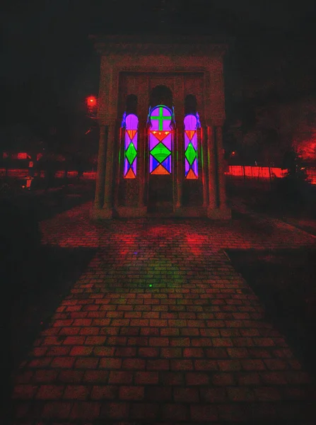 Витражи Старой Церкви Ночью — стоковое фото