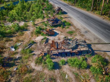 2022 'de Ukrayna' nın Kyiv bölgesinde imha edilen Rus tankının fotoğrafı.